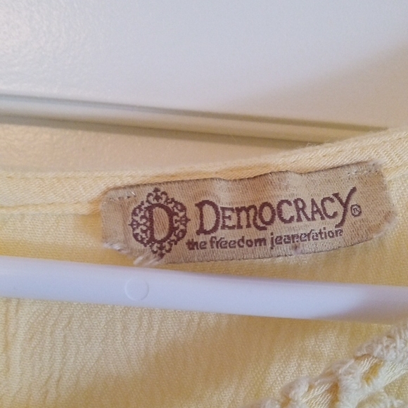 Democracy Yellow Lace Sleeveless Blouse - Picture 2 of 2
